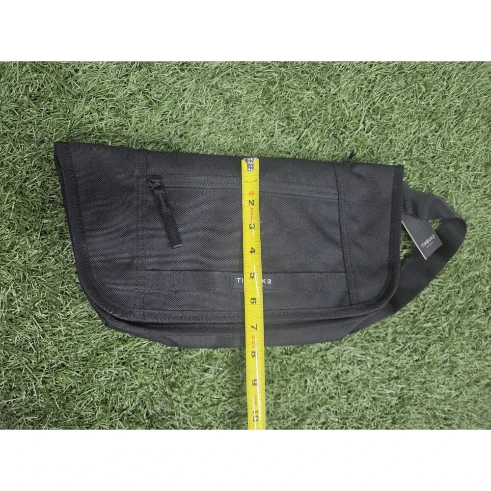 Timbuk2 Catapult Sling Bag Jet Black Adjustable Strap Inner Pockets Zip Buckle